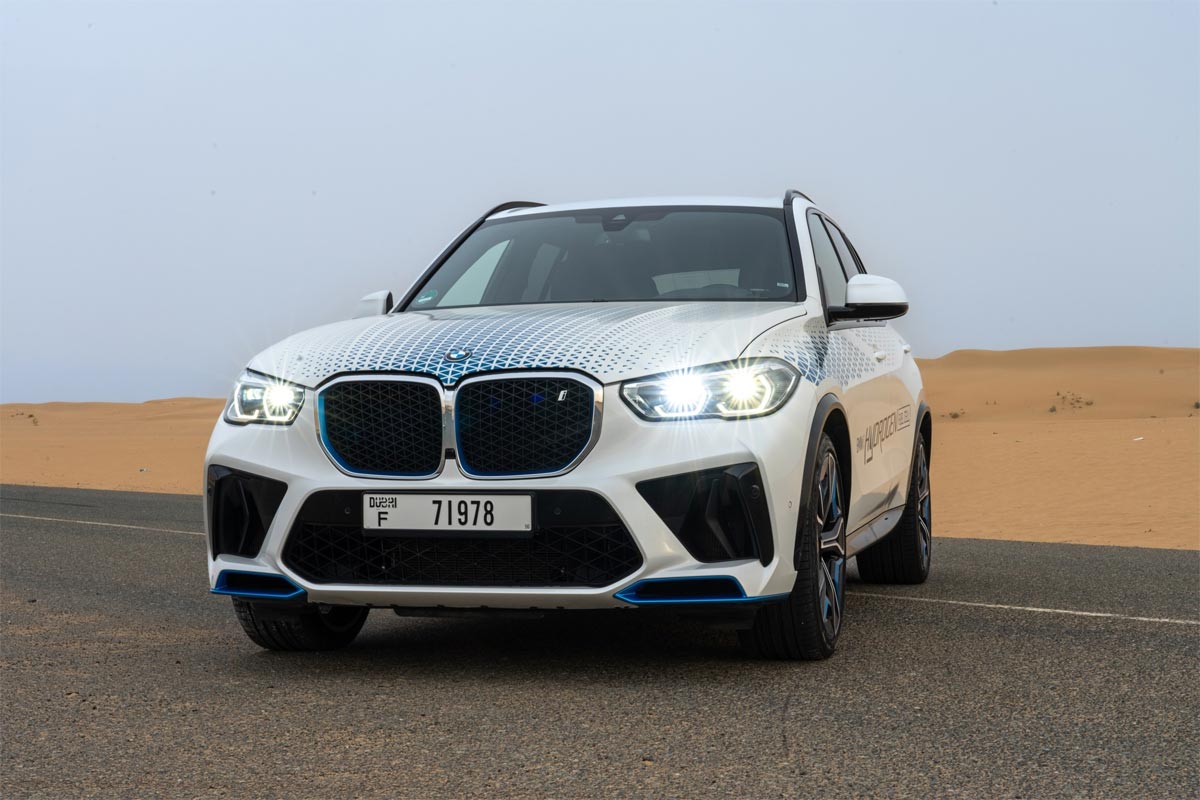 El BMW iX5 Hydrogen se somete a pruebas de conducción en el desierto ...